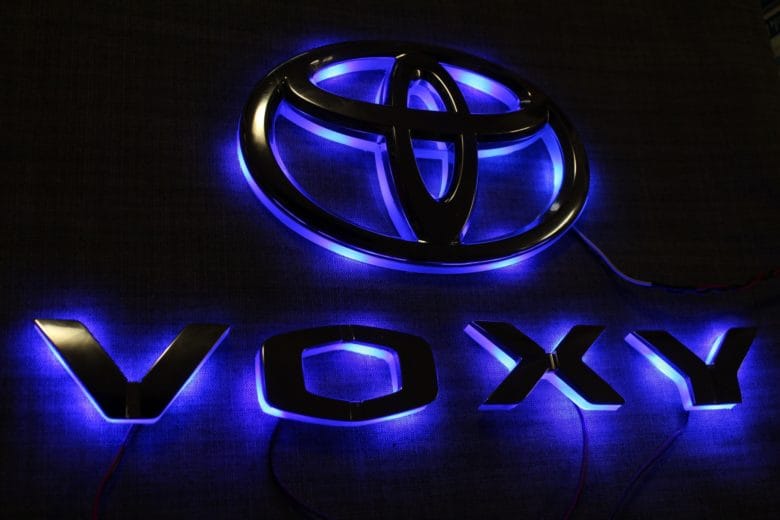 80 Voxy リア 光るエンブレム Led加工 Led加工 修理 打ち替え Garage Dep ガレージ ディープ