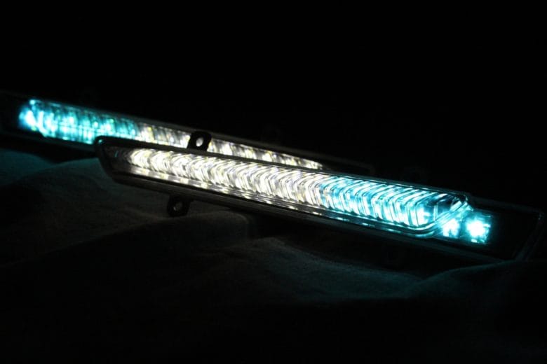 80VOXY シグネイチャーイルミブレード 色替え加工 完成 斜めからの点灯状態