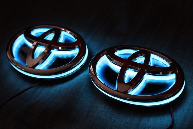 光るエンブレム 加工完成 点灯時 斜めからの状態 アイスブルー発光