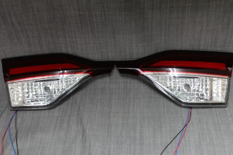 210系カローラセダンのトランク側テールランプ上部 施工前の状態（消灯時）