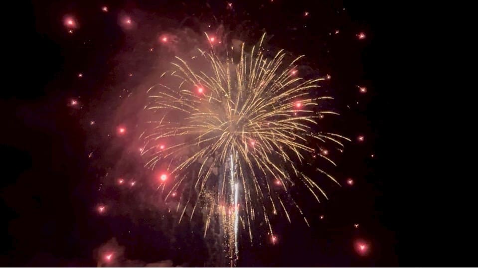 山手の花火大会で夜空に咲く大輪の花火