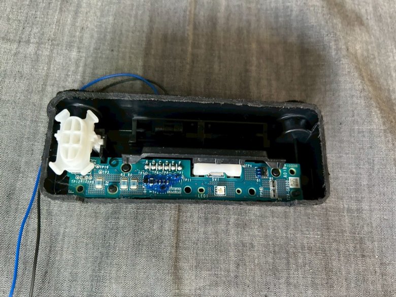 ステップワゴン ライセンスランプ加工 殻割り作業中