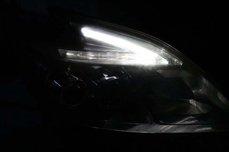 30プリウスポジション不点灯修理依頼で到着した右側ユニットの状態