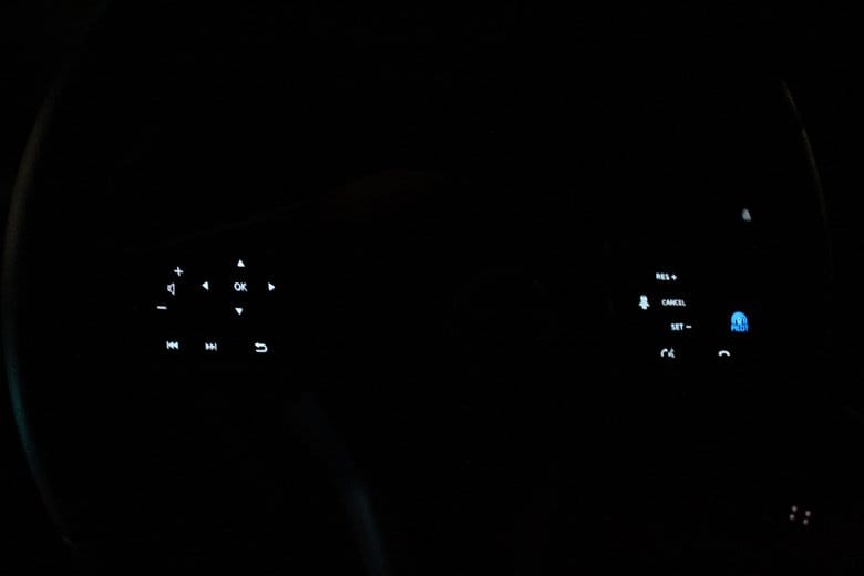 C27セレナのステアリングスイッチLED打替え後の点灯状態