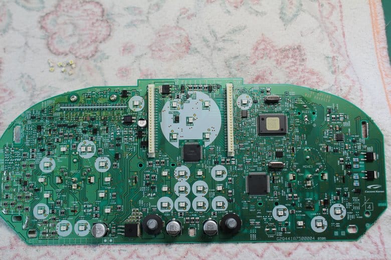 T31エクストレイルのスピードメーター基盤修理作業中の様子