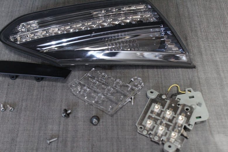 レクサスHSテール修理|右側不点灯の修理事例