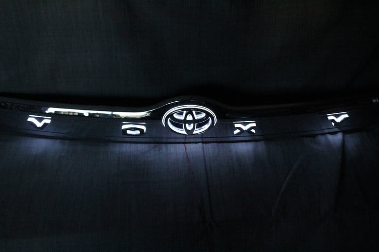 当社で加工・完成した80VOXYガーニッシュ 単体 点灯状態