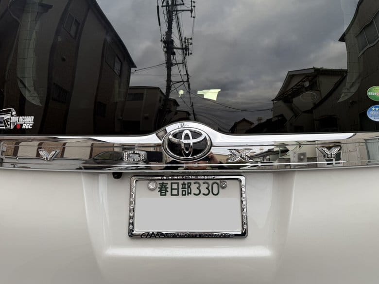 光るトヨタマークとVOXY文字エンブレムの完成状態（日中撮影）