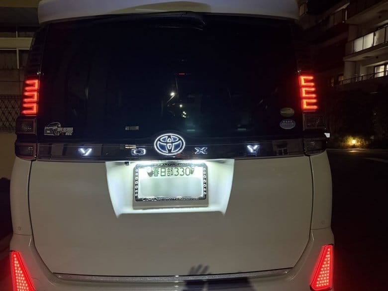 夜間に点灯した80VOXYの光るエンブレム