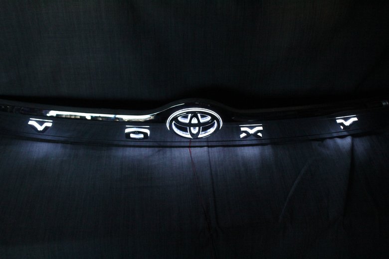 VOXY 光るエンブレム加工｜80系ガーニッシュ製作事例