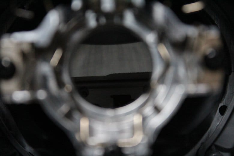 BRZヘッドライトの海外仕様プロジェクター 右上がりのカットライン板が確認できる状態