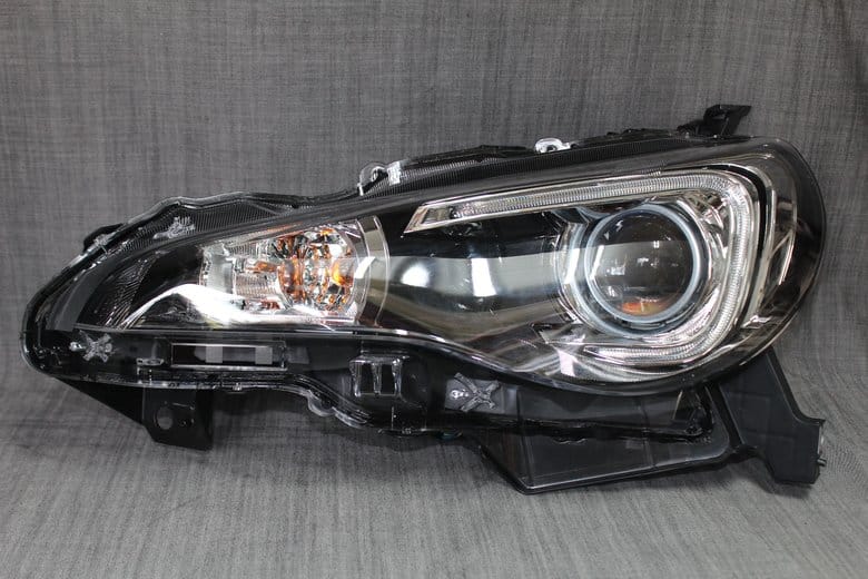 BRZプロジェクター交換完了後のヘッドライト外観
