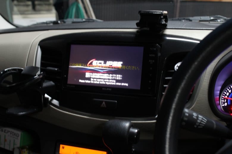 MH34ワゴンRのワイドナビ取付後、パネル全体を少し離れて撮影した完成イメージ