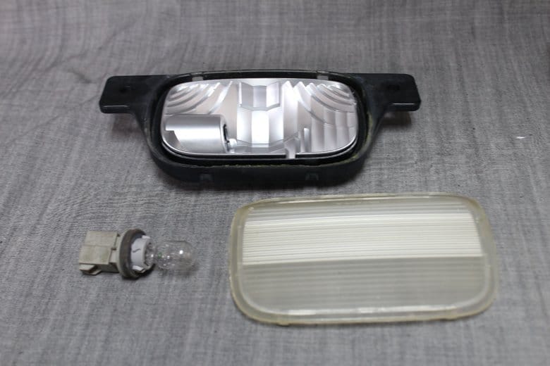 分解したアクティトラック純正作業灯