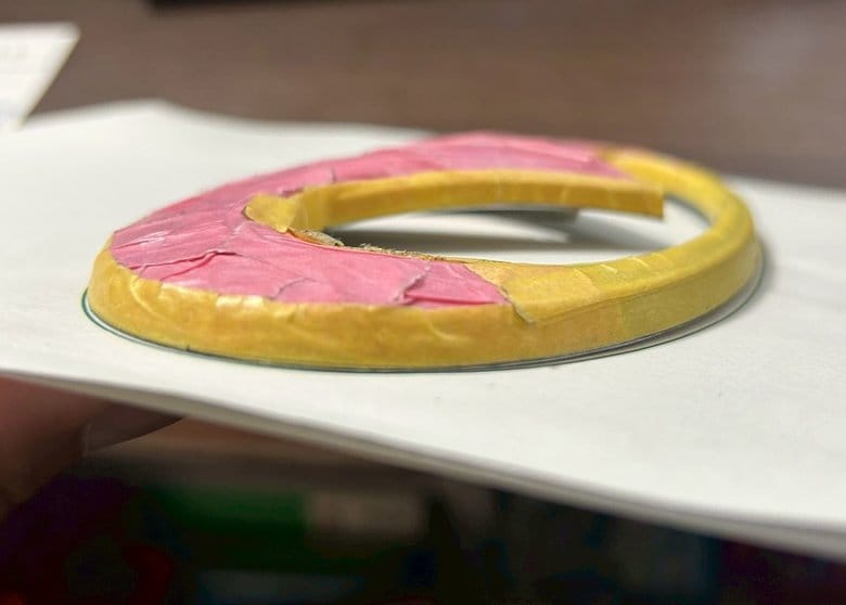 インフィニティ フロント光るエンブレム 尖った部分が強く反っている横から見た状態