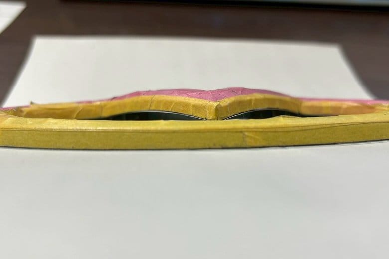 インフィニティ フロント光るエンブレム 尖端部の反りが分かる真上からの状態