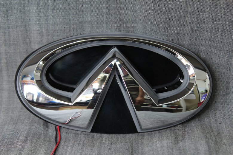 当社で加工したインフィニティ光るフロントエンブレム 消灯時の完成状態