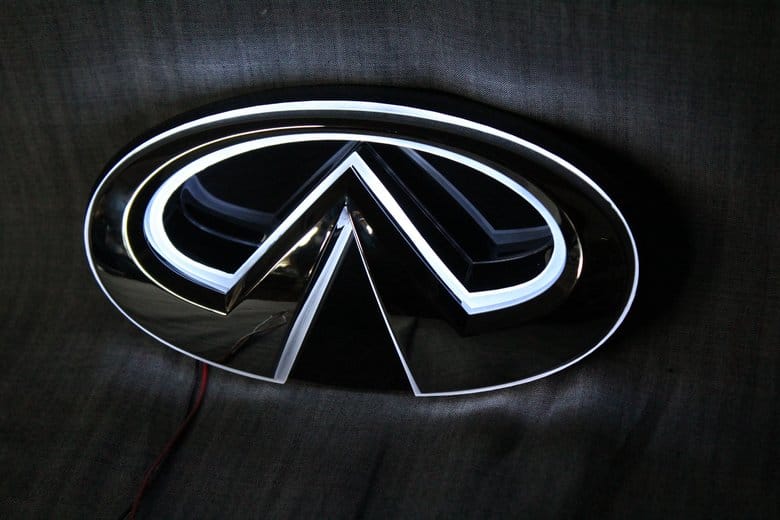 当社で加工したインフィニティ フロント光るエンブレム 点灯時の完成状態