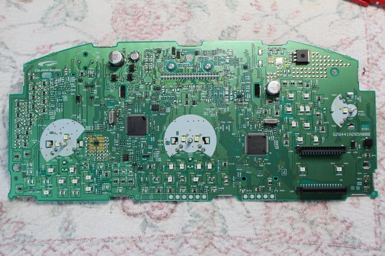 ティーダメーター修理 LED交換前の基板状態