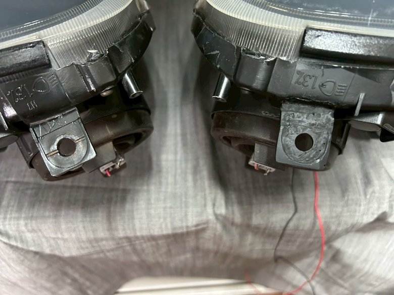 MR-S ヘッドライト 取付部補修 左純正 右補修後